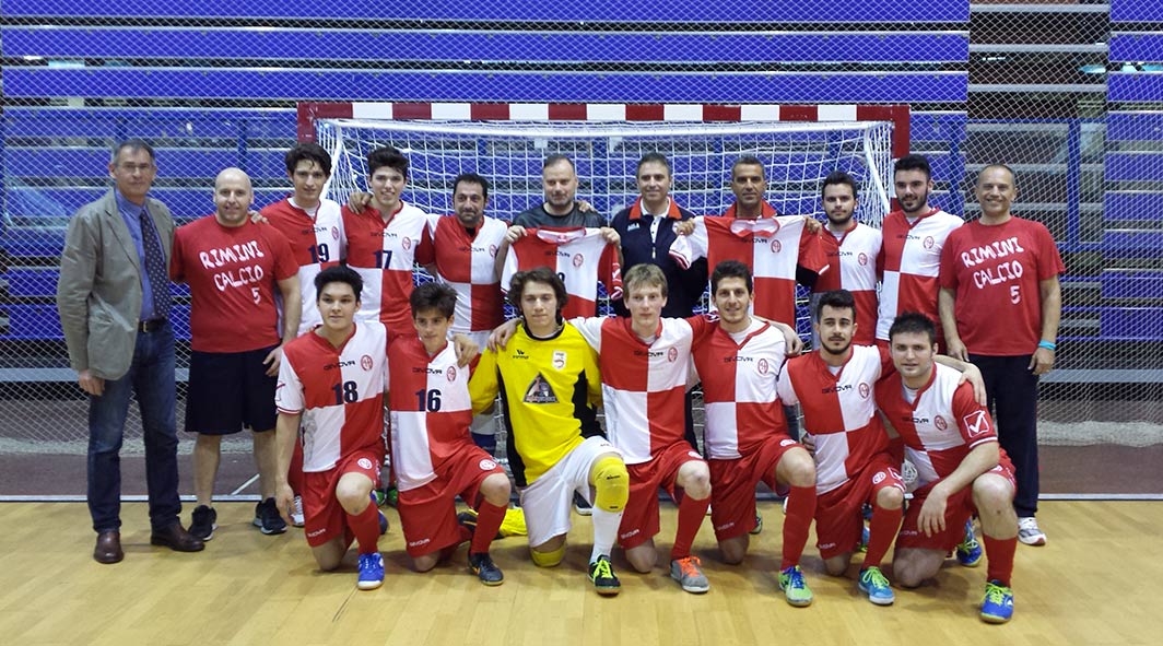 La squadra con il presidente della Rimini Calcio Fabrizio De Meis